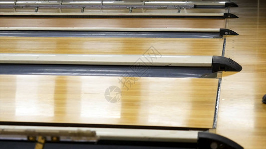 保龄球在保龄球馆体育比赛和比赛概念上滚动的侧视图关闭在木制保图片