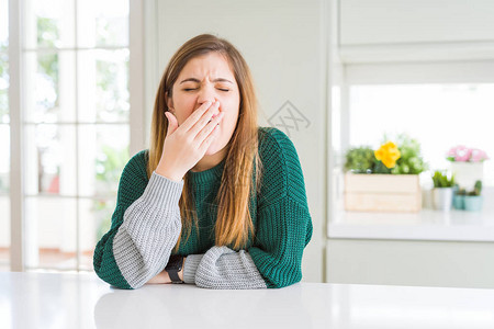 年轻又美大的女人穿着随身带条纹的毛衣图片