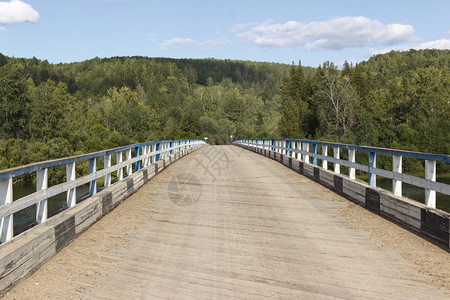小河上的木桥夏日图片