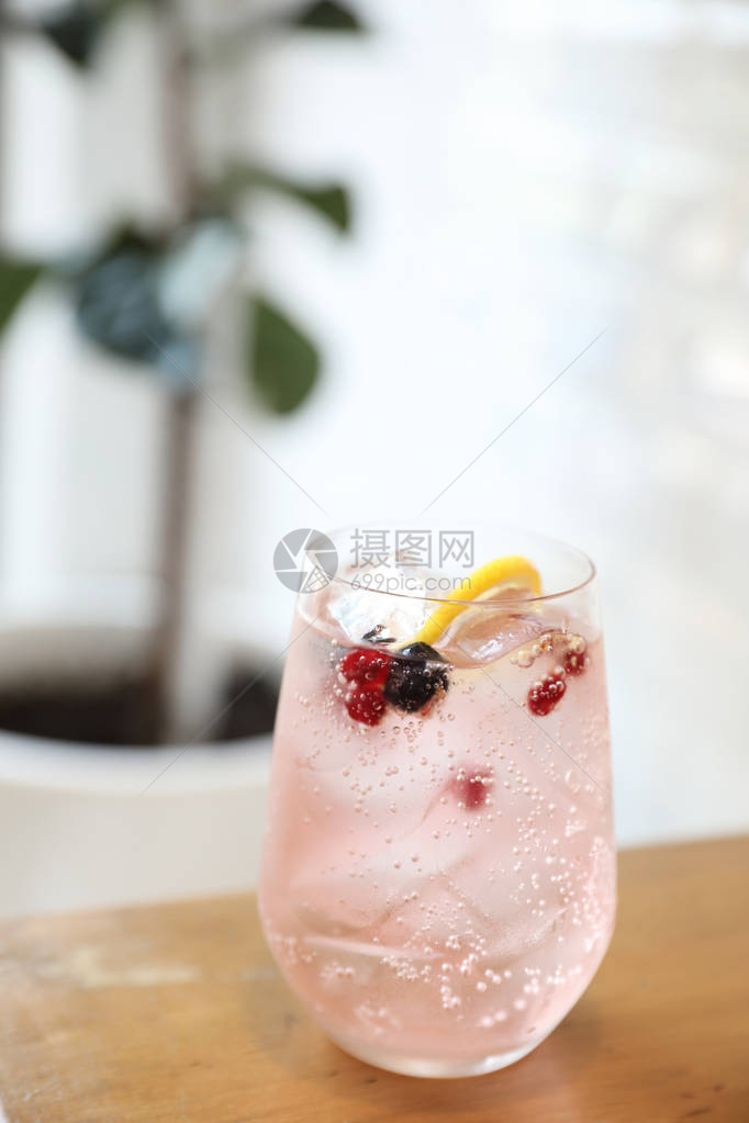 粉红莓汽水鸡尾酒图片