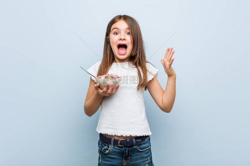 小caucasian女孩拿着一个麦碗庆图片
