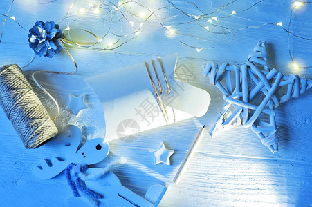 时尚的品牌模型来展示您的作品可爱的蓝色调复古圣诞新年礼物图片