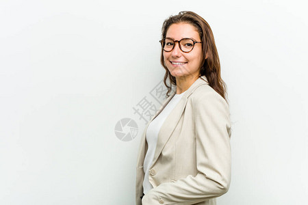 年轻的欧洲商业女郎笑着开心和愉快的眼图片