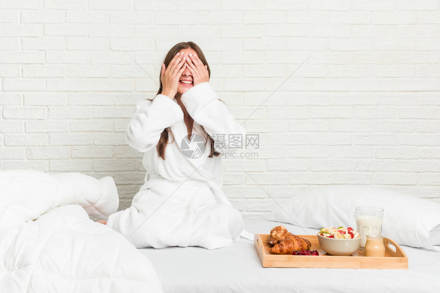 床上的年轻caucasians女人用双手遮住眼睛图片