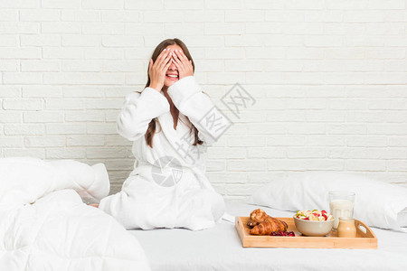 床上的年轻caucasians女人用双手遮住眼睛图片