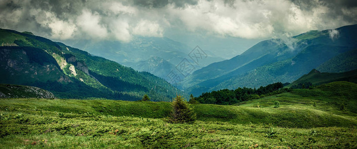 高岩峰高的华丽山脊全景黑山Bje图片