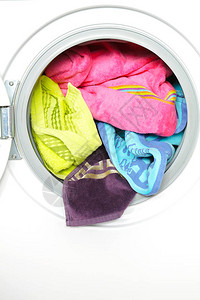 自动洗衣机中的彩色毛巾图片