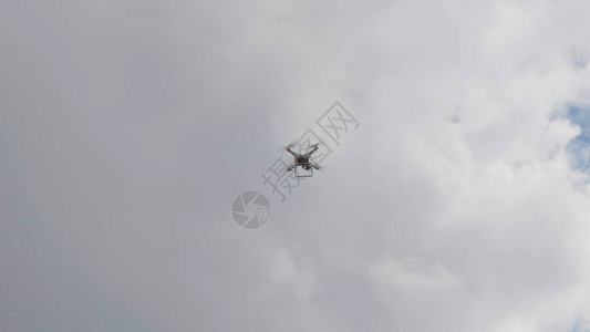 飞行直升机在白云背景图片