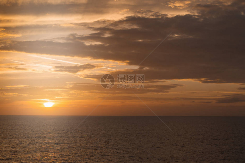 地中海上金色的戏剧日落美丽的自然背景大自然的宁静与和谐旅行和海图片