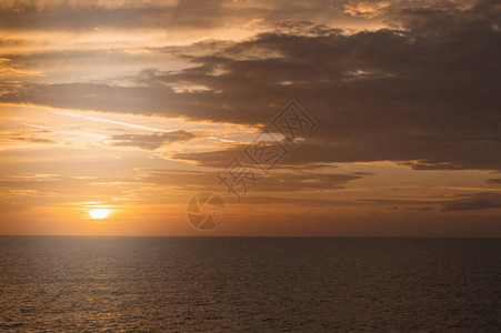 地中海上金色的戏剧日落美丽的自然背景大自然的宁静与和谐旅行和海图片