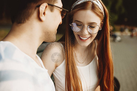 经常性关闭一个年轻的红头发女人与她的男人约会闭着眼睛笑着雀斑美丽的情侣在户外约背景
