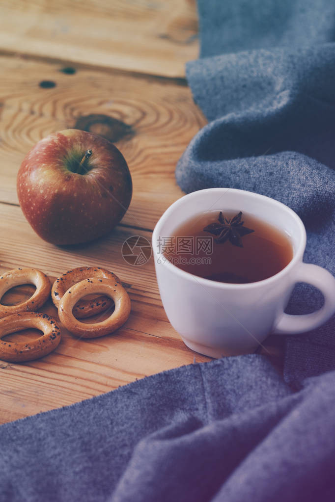 秋天的心情甜饼干和苹果在寒冷的秋天喝热茶寒冷的周末在家秋季开始可图片