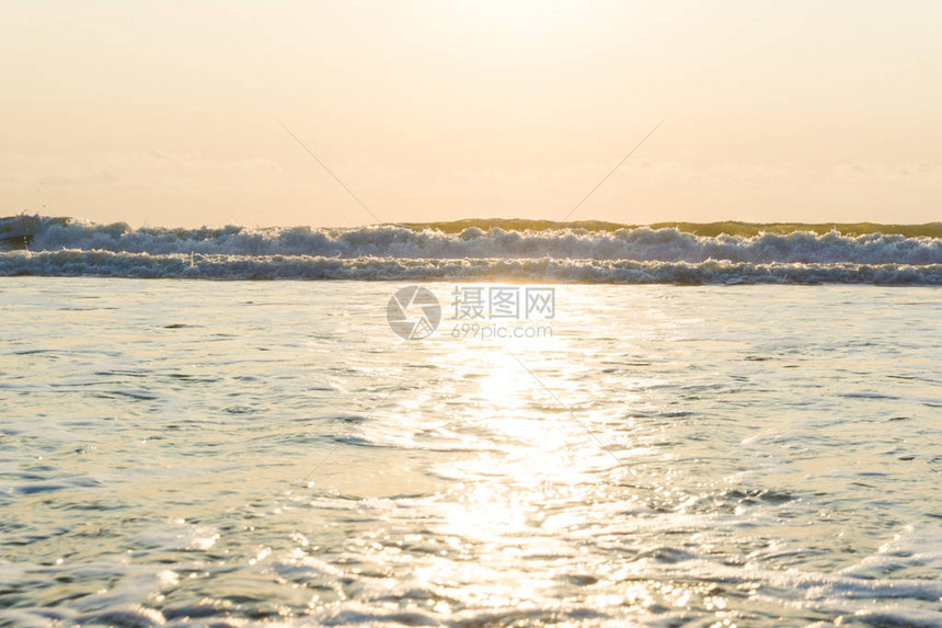 日出海浪滨清晨图片