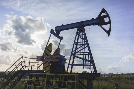 石油钻机石油开采泵杰克和石油井口工业设备特写油图片