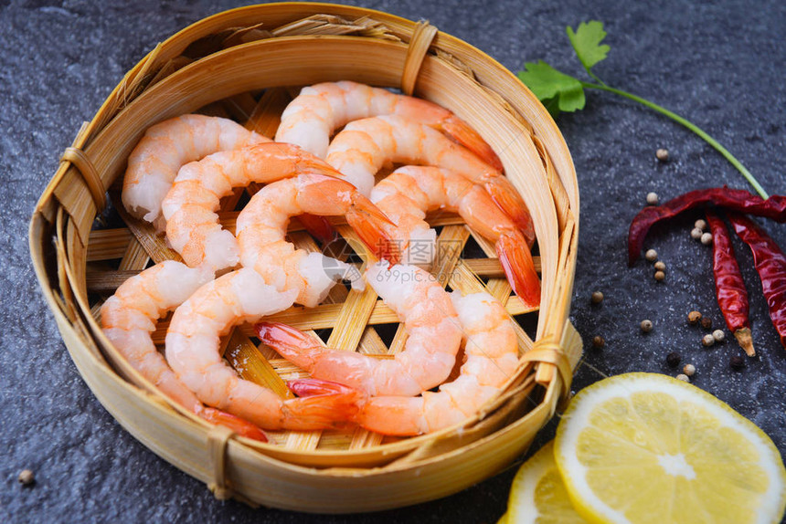 竹蒸汽船上的新鲜虾和深盘在海产食品餐馆煮熟的炒皮虾图片