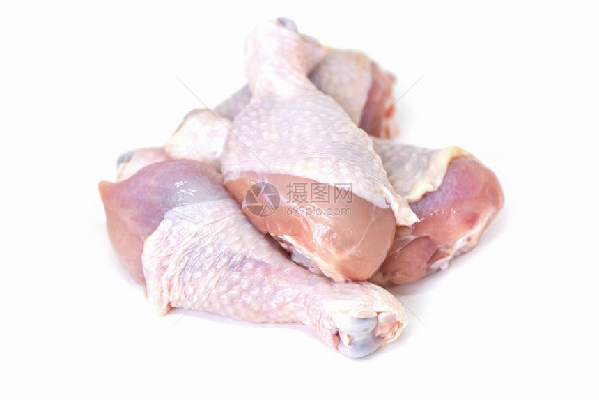 白色背景中分离的生鸡腿用于烹饪食物的新鲜图片