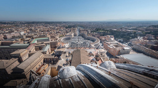 从意大利梵蒂冈圣彼得教皇大教堂的屋顶鸟瞰图片