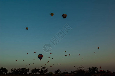 热气球于2018年5月5日飞越土耳其卡帕多西图片