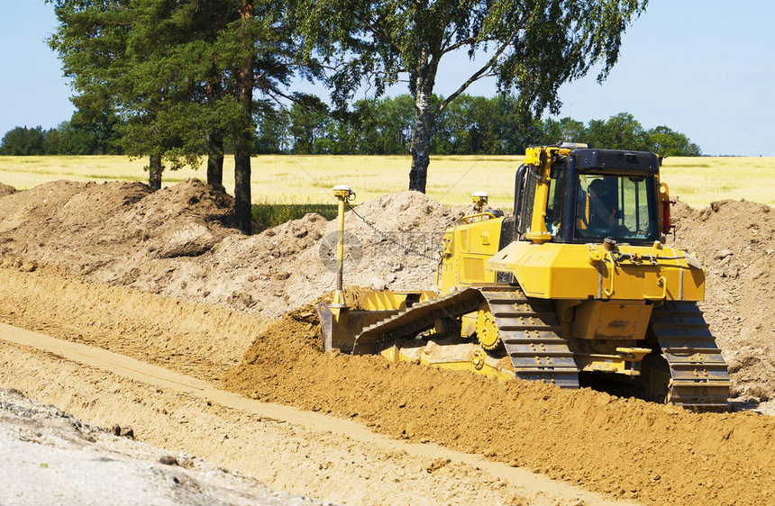 工作在道路建设的液压推土机图片