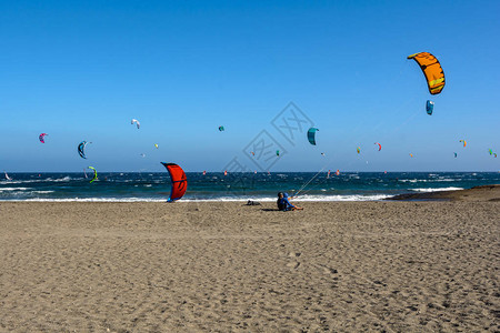 风筝冲浪在海浪上的鸟瞰图图片