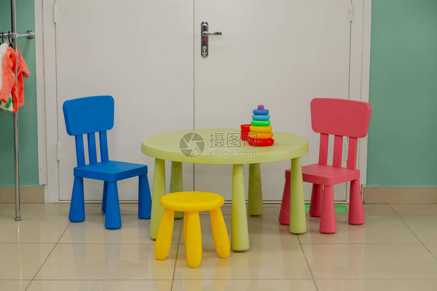 现代和舒适的软式儿童家具一张桌子一张椅子和一凳图片