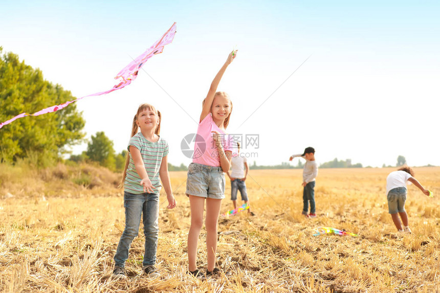 小女孩在户外放风筝图片