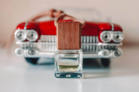玩具汽车模型前面的汽车气味香水清新剂瓶子图片