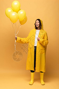 身穿黄雨衣和水井带着黄底气背景
