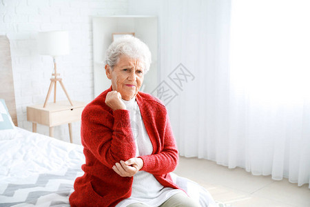家中肘部疼痛的老妇人图片