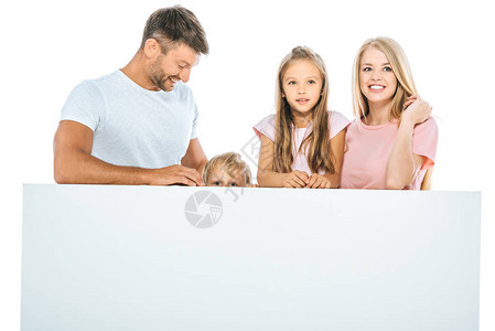 快乐的父亲看着儿子躲在妻子和女儿图片