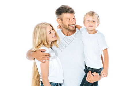 快乐的男子拥抱妻子图片