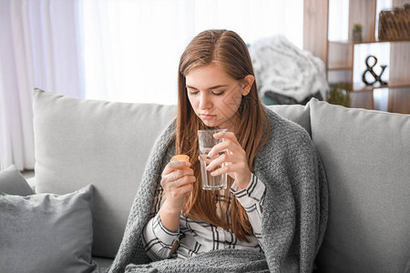 生病的女人在家吃药图片