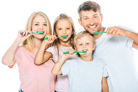 父母幸福孩子带着牙刷同时图片