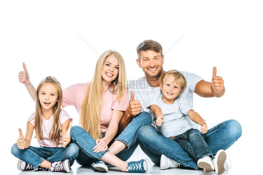 欢乐的家庭坐着在白图片