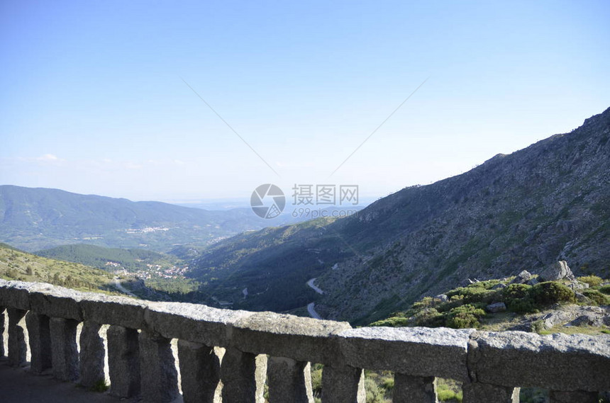 从山地的角度看待背景中与道路和罗马道路的历史背图片