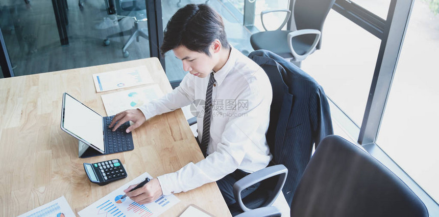 专业男会计师在使用平板电脑时为客户编制和图片