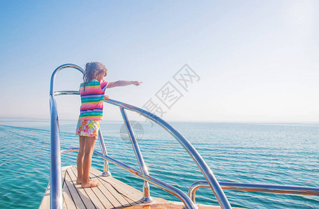 一个在游艇上航行的小孩图片