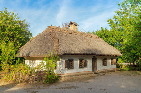 乌克兰老房子这是十九世纪的茅屋位于背景图片