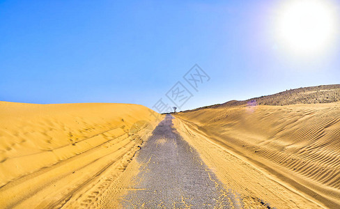 穿越干旱沙丘地带的图片
