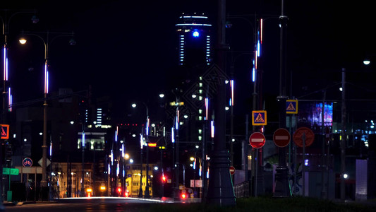 一个充满霓虹灯的现代城市的夜景图片