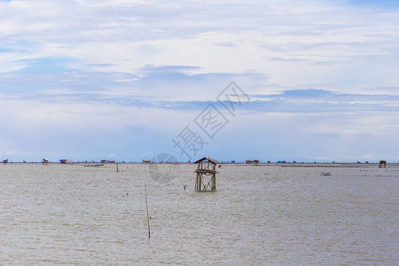 在海上建造的渔夫住所背景图片