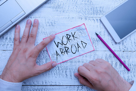 写笔记显示在国外工作沉浸在外国工作环境中的商业理念海图片