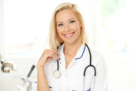 穿着白色磨砂膏和听诊器的女全科医生图片