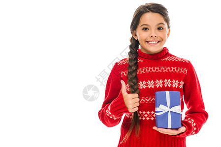 穿着毛衣的快乐孩子拿着礼物图片