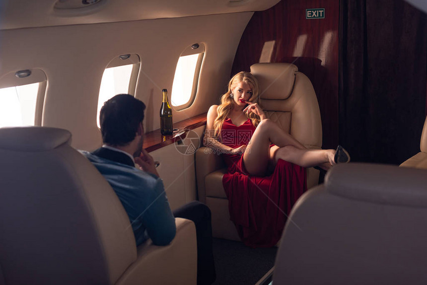 感的女友和男朋友香槟坐在飞机上图片