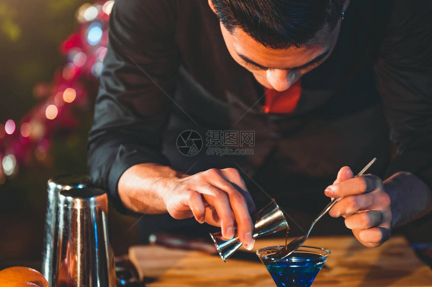 专业调酒师在夜吧俱乐部柜台用冰酒杯准备新鲜果汁鸡尾酒职业和人们的生活方式概念户外图片