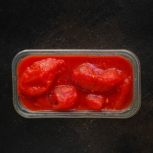 去皮番茄切碎的红色和成熟水果图片