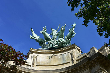 蓝色天空的大宫殿铜面雕塑紧贴在楼顶上法国巴黎图片