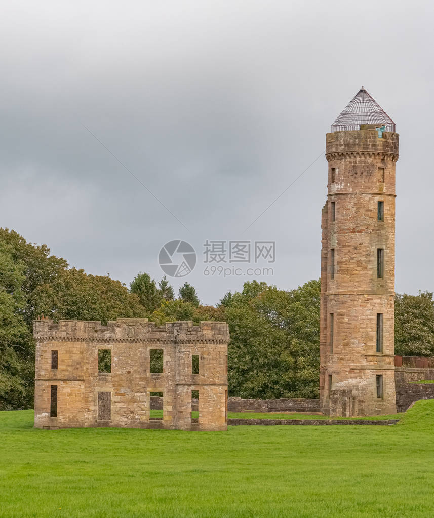 EglintonCastleIrvineNorthAyrshireScottland的古老Ruins在秋天初是苏格兰一个受欢图片