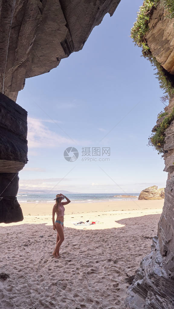 年轻女在西班牙加利西亚思考一个由岩图片